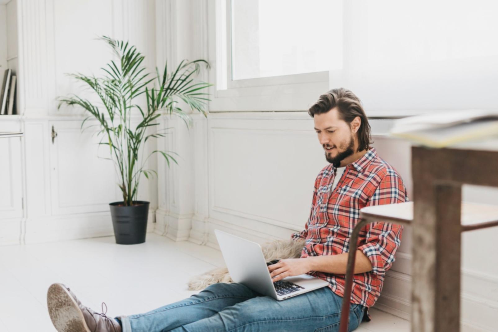 Entrepreneurs travaillant sur leur business plan lors d'un atelier de formation